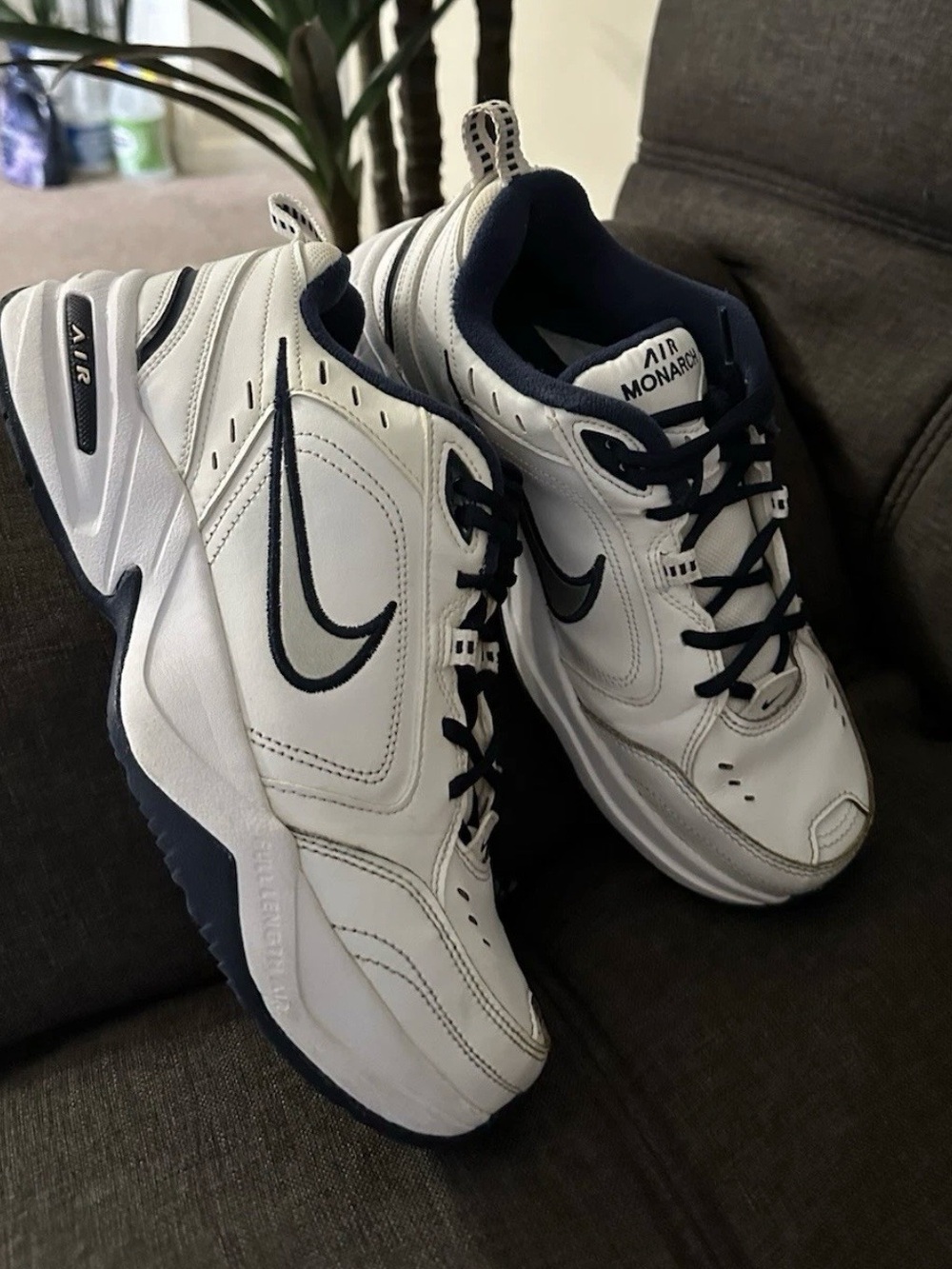 Nike Air Monarch IV White and Navy Men's Casual Sneakers. Size 8